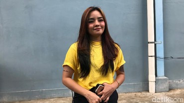 Unggah Foto Berhijab, Gita Sinaga Bantah Pindah Agama