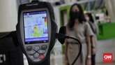 Kesiapan Mall Jelang New Normal Sejumlah karyawan mengantre untuk mencoba alat pendeteksi suhu tubuh di Mal Central Park, Jakarta, Rabu (3/6/2020). CNN Indonesia/Adhi Wicaksono