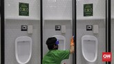 Kesiapan Mall Jelang New Normal Petugas membersihkan fasilitas toilet dengan berstiker tanda jaga jarak di Mal Central Park, Jakarta, Rabu (3/6/2020). CNN Indonesia/Adhi Wicaksono