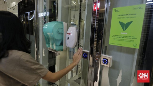 Pandemi Covid-19 mendorong penerapan teknologi di Indonesia, contohnya beberapa mal di Jakarta memasang sensor infared di pintu masuk parkir.