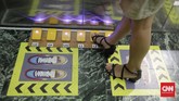 Kesiapan Mall Jelang New Normal Karyawan mencoba fasilitas tombol lift dengan kaki di Mal Central Park, Jakarta, Rabu (3/6/2020). CNN Indonesia/Adhi Wicaksono