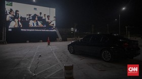 FOTO: Sensasi Menikmati Film di Tempat Parkir kala Pandemi