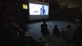 Layar Tancep, Pelipur Lara Kala Pandemi di Caracas The film Aladdin is projected on a screen set up on the roof of a home in the Petare neighborhood, where residents from that home and nearby homes sit on the roof in Caracas, Venezuela, late Monday, June 1, 2020. A neighborhood group called The Download Zone set up the movie as a free entertainment option for families cooped up since mid-March under the COVID-19 quarantine. (AP Photo/Ariana Cubillos)