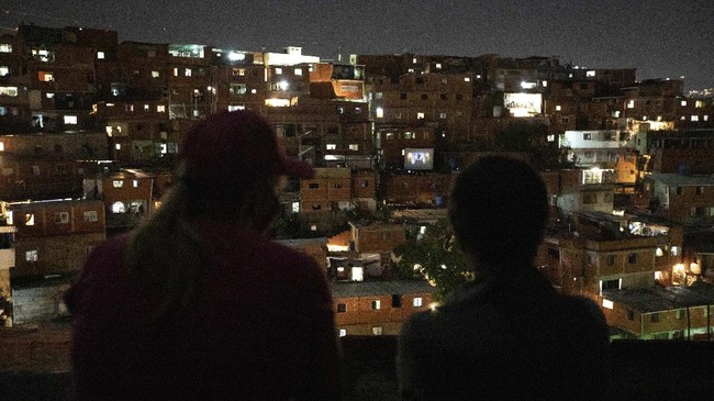 FOTO : Layar Tancap, Pelipur Lara kala Pandemi di Venezuela