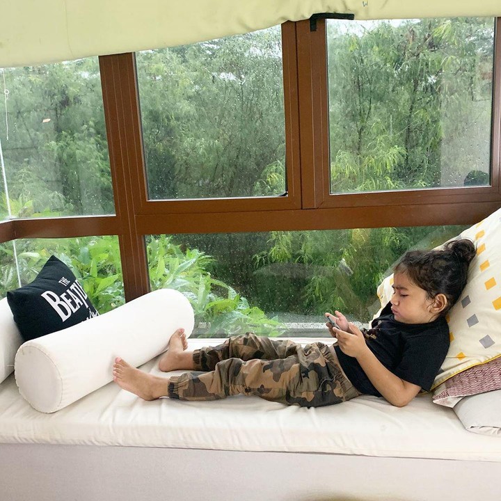 <p>Ya ampun kalau sudah main game, si Bambang serius banget ya. Enggak lupa rambutnya ikut dicempol ke atas nih, Bunda. (Foto: Instagram @meisya_siregar)</p>