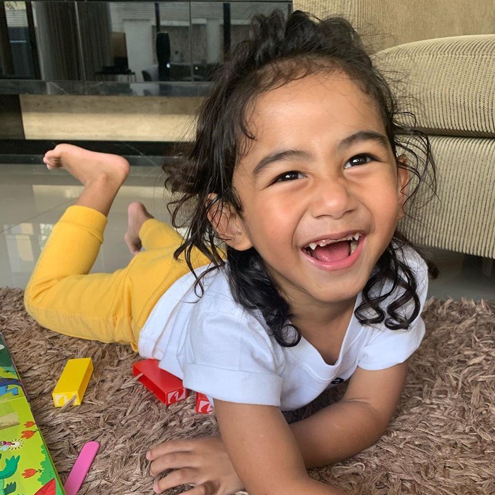 <p>Rambutnya pun dibiarkan gondrong dengan gigi ompongnya. Siapa yang enggak gemas melihatnya coba? (Foto: Instagram @meisya_siregar)</p>