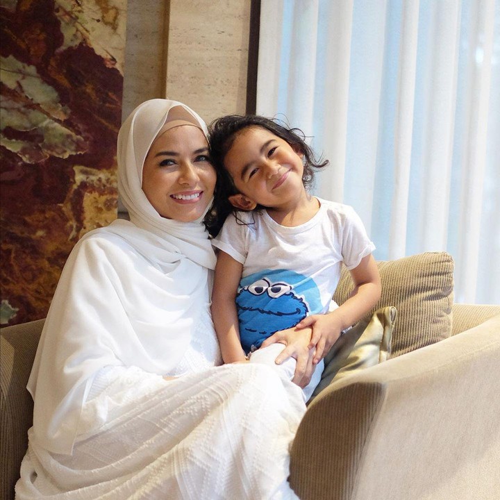 <p>Waktunya sayang-sayangan sama Bunda Meisya nih. Mereka berdua terlihat mirip ya, Bunda. (Foto: Instagram @meisya_siregar)</p>