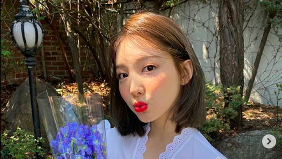 Nayeon TWICE di syuting video klip More & More.