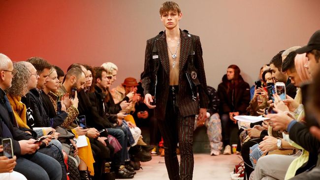 A model presents a creation by Sankuanz, during the men's Fall/Winter 2019/2020 collection fashion show in Paris on January 15, 2019. (Photo by FRANCOIS GUILLOT / AFP)