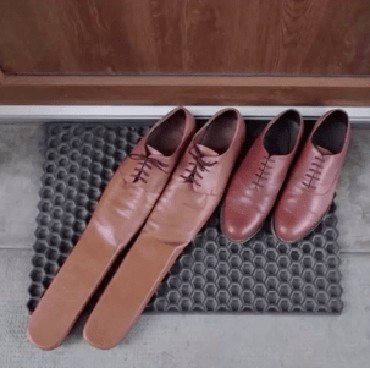 Kesal Banyak Orang Bandel, Pria Inggris Rilis Sepatu Social Distancing