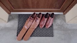 Kesal Banyak Orang Bandel, Pria Inggris Rilis Sepatu Social Distancing