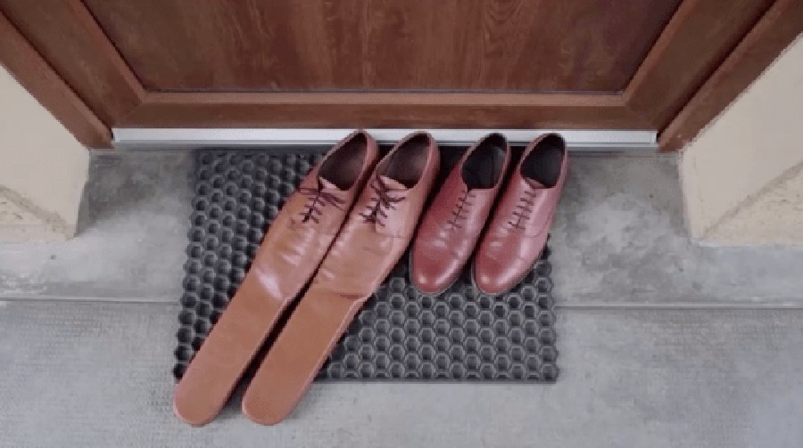 Sepatu Social Distancing