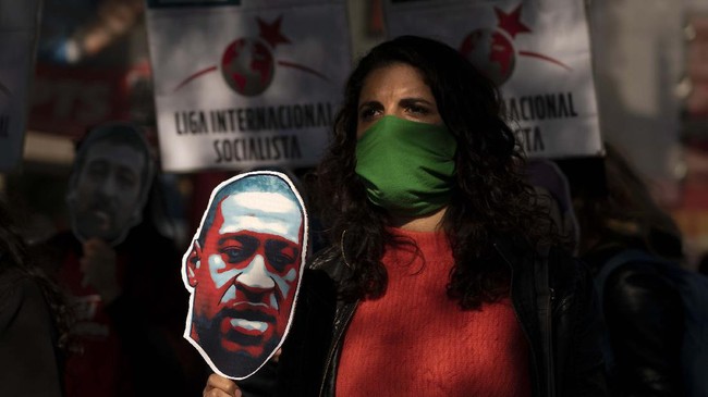 Argentine socialist leader Celeste Fierro leads a march in central Buenos Aires, Argentina, on Tuesday, June 2, 2020, to protest against the recent killing of George Floyd by police officers in Minneapolis, that has led to protests in many countries and across the US. A few hundred people defied the mandatory lockdown imposed since March 20th to march in solidarity with U.S. protests over the killing of Floyd. (AP Photo/Victor R. Caivano)