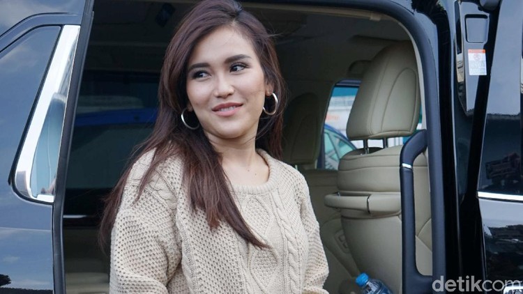 Ayu Ting Ting saat ditemui di studio Trans TV.
