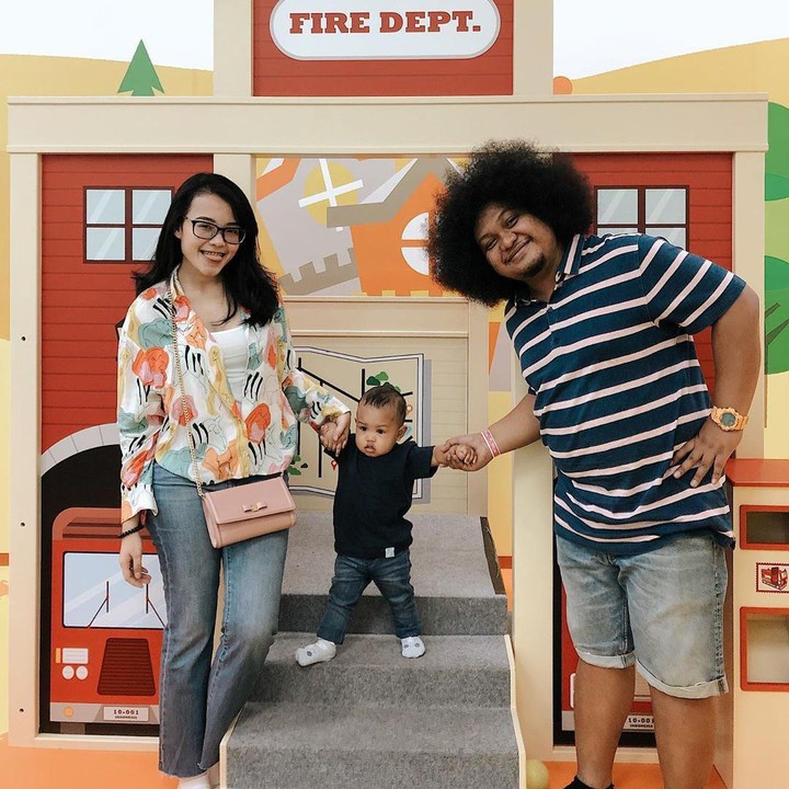 Mengajak Bambino main agar happy. Semoga makin rukun dan harmonis ya. (Foto: Instagram @fatiyw)