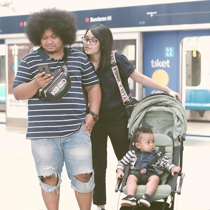 Hayoo siapa Bunda yang suka kepo sama isi handphone suami kaya gini? Hal lucu semacam ini bisi bikin hubungan tambah mesra ya, Bunda. (Foto: Instagram @fatiyw)