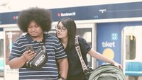 Hayoo siapa Bunda yang suka kepo sama isi handphone suami kaya gini? Hal lucu semacam ini bisi bikin hubungan tambah mesra ya, Bunda. (Foto: Instagram @fatiyw)