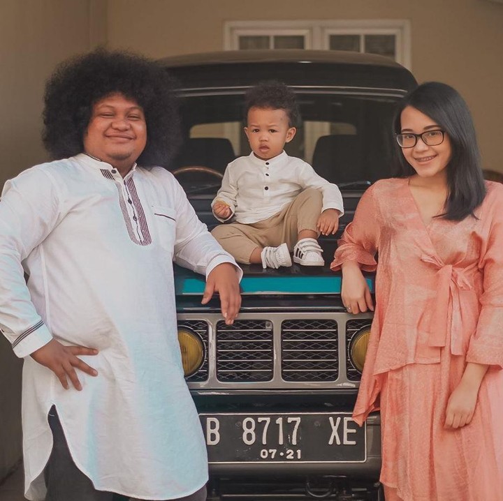 Merayakan Lebaran kemarin dengan di rumah saja. Bambino yang makin besar sudah pintar bergaya lho. (Foto: Instagram @fatiyw)