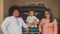 Merayakan Lebaran kemarin dengan di rumah saja. Bambino yang makin besar sudah pintar bergaya lho. (Foto: Instagram @fatiyw)
