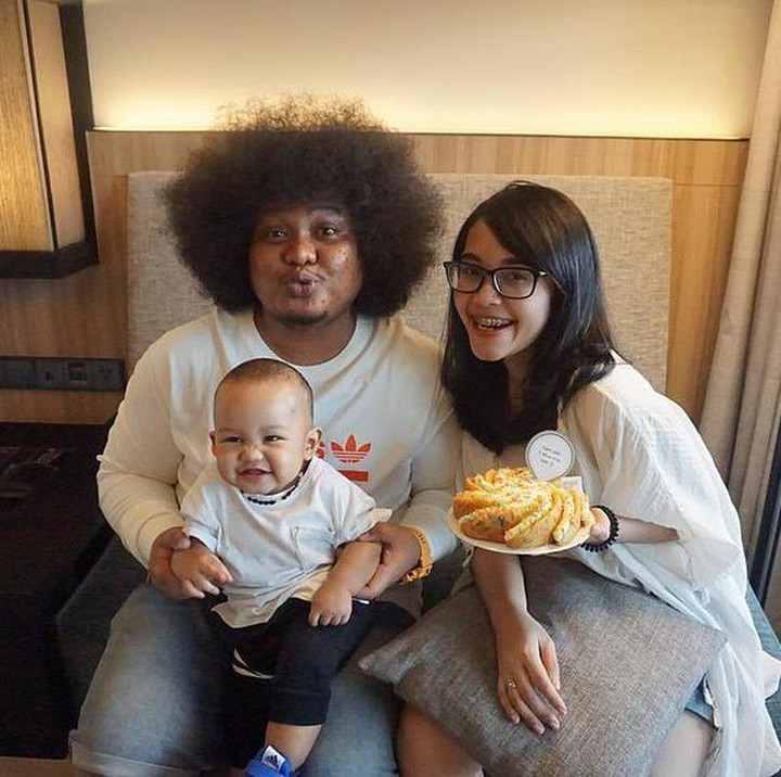 Babe Cabita menjadi salah satu figur komedian yang sayang keluarga nih, Bunda. Dalam berbagai unggahan di media sosial, Babe selalu nampak mesra nih dengan istrinya. (Foto: Instagram @fatiyw)