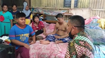 3 Bocah Rawat Ibu Sakit Sendirian