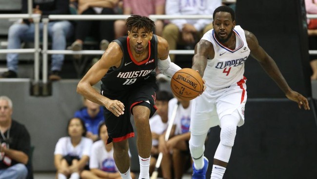 HONOLULU, HI - OCTOBER 03: Thabo Sefolosha #18 of the Houston Rocket moves the ball up court as JaMychal Green #4 of the Los Angeles Clippers gives chase at the Stan Sheriff Center on October 3, 2019 in Honolulu, Hawaii. TO USER: User expressly acknowledges and agrees that, by downloading and/or using this photograph, user is consenting to the terms and conditions of the Getty Images License Agreement.   Darryl Oumi/Getty Images/AFP
