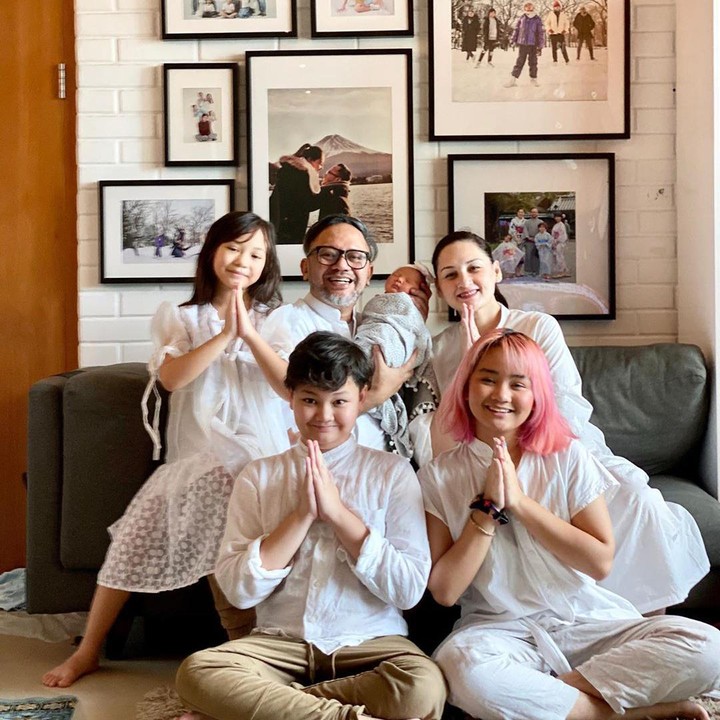<div>Lebaran tahun ini menjadi sangat spesial untuk keluarga Mona Ratuliu dan Indra Brasco. Empat hari jelang Hari Raya, Mona melahirkan anak keempat yang diberi nama Numa. (Foto: Instagram @monaratuliu)</div><div> </div>