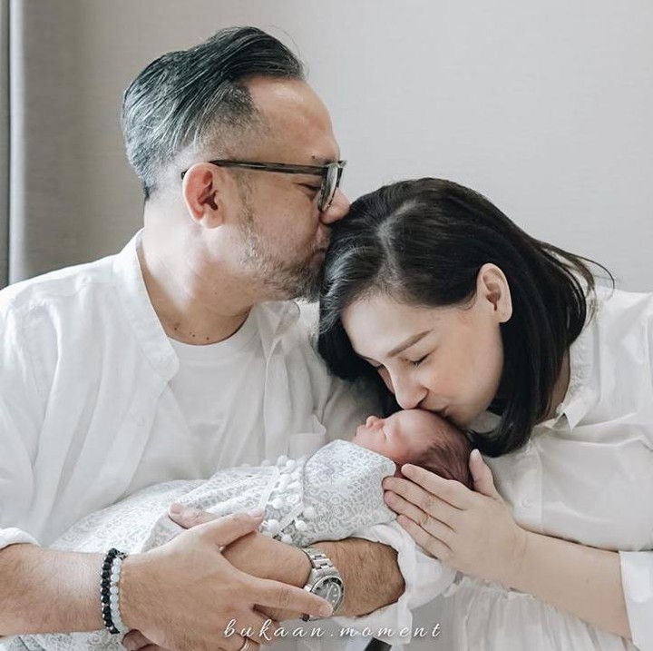 <p>Mona Ratuliu merawat keponakannya yang bernama Balint. Saat lahir, kondisi cukup memprihatinkan karena dilahirkan secara prematur. Mona Ratuliu memutuskan merawat Balint karena ibu kandungnya meninggal karena COVID-19. (Foto: Instagram)</p>