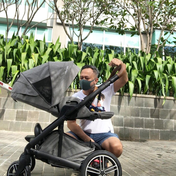 Pagi hari pun tak dilewatkan Indra untuk bantu menjemur Nuna. <em>Daddy goal's</em> banget ya. (Foto: Instagram @indrabrasco)