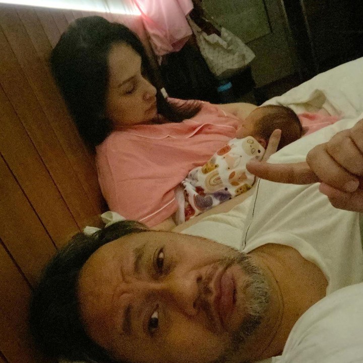 Indra menemani Mona bergadang mengurus Numa. Wajah ngantuk dan lelah tampak terlihat di wajah Mona dan Indra ya, Bunda. (Foto: Instagram @indrabrasco)