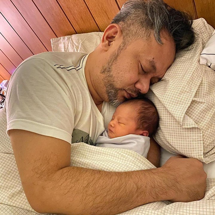 Bahkan, sama Ayah Indra dikeloni sampai tertidur pulas lho. So sweet banget ya, Bunda. (Foto: Instagram @monaratuliu)
