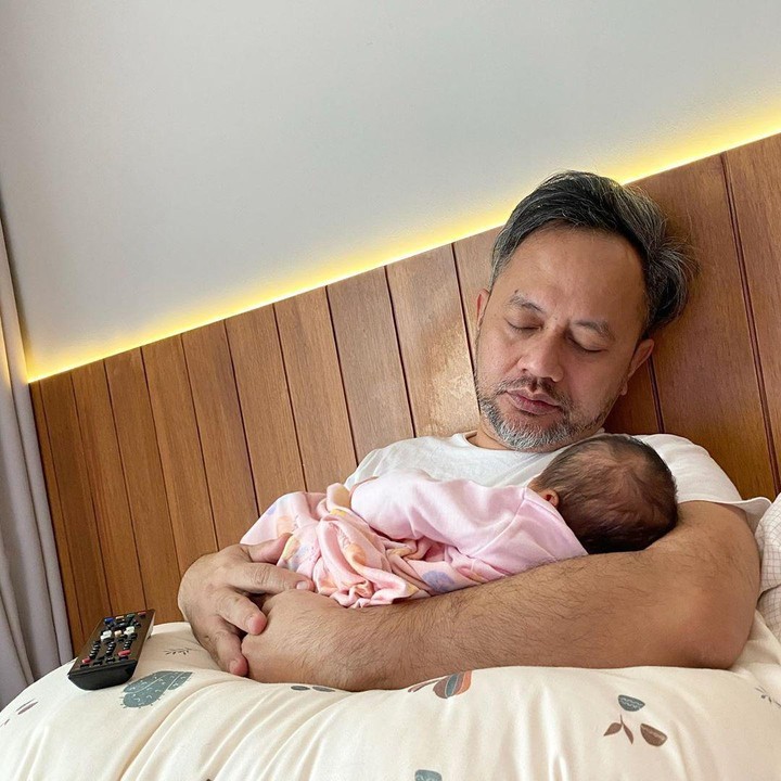 Ternyata, kalau siang gantian Ayah Indra yang gantian momong Numa. Bahkan sampai ketiduran nih. <em>He-he-he.</em> (Foto: Instagram @monaratuliu)