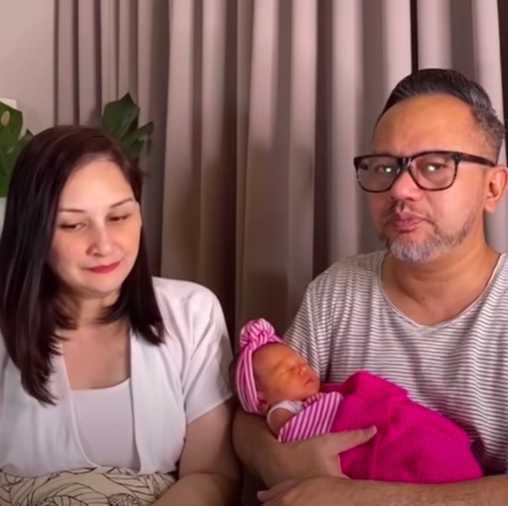 Nah, dalam berbagai kesempatan seperti saat sedang nge-vlog seperti ini, Ayah Indra pun siap siaga gendong Nuna yang tertidur.  (Foto: YouTube Mona Indra Channel)