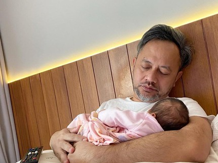 7 Momen Haru Suami Mona Ratuliu Bantu Urus Anak Keempat