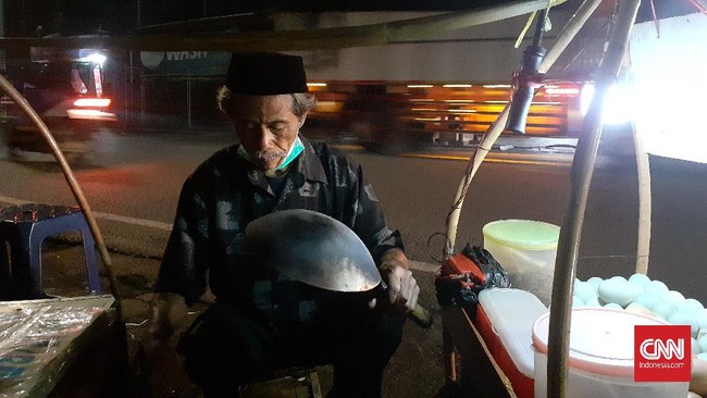 Penjual kerak telor di depan Asrama Haji, Pondok Gede, Jakarta Timur.