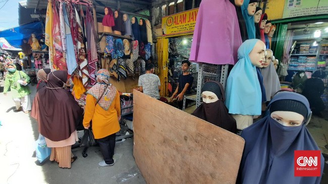 Pasar Tanah Abang di akhir PSBB tahap III DKI Jakarta, Kamis (4/6).