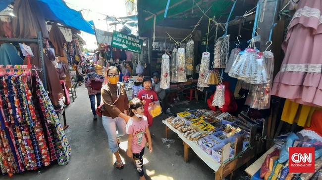 Pasar Tanah Abang di akhir PSBB tahap III DKI Jakarta, Kamis (4/6).
