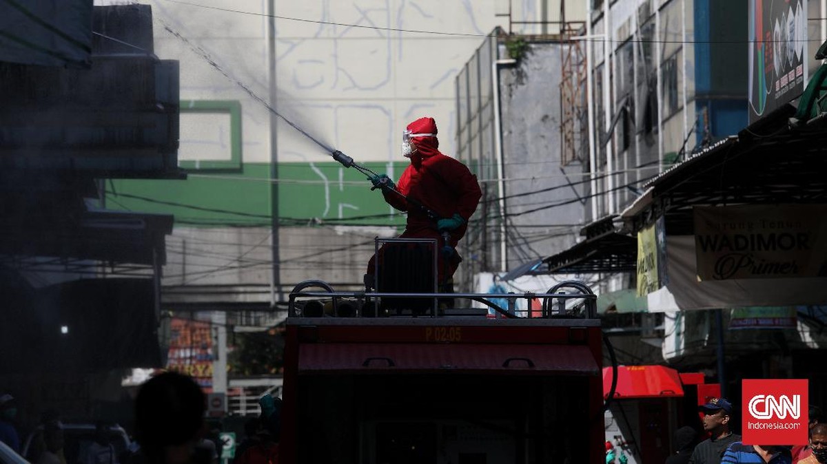 FOTO: Pasar Tanah Abang Disemprot Disinfektan