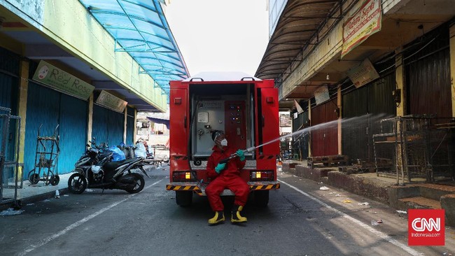 Dinas Penanggulangan, Kebakaran dan Penyelamatan (Gulkarmat) DKI Jakarta melakukan giat penyemprotan cairan disinfektan di area Pasar Tanah Abang, Jakarta Pusat, Kamis (4/6/2020). CNN Indonesia/Safir Makki