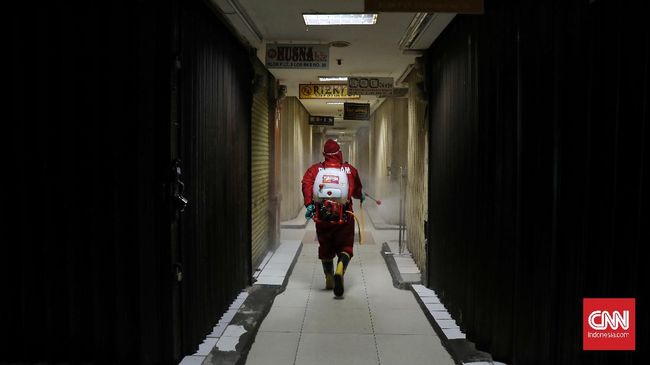 Dinas Penanggulangan, Kebakaran dan Penyelamatan (Gulkarmat) DKI Jakarta melakukan giat penyemprotan cairan disinfektan di area Pasar Tanah Abang, Jakarta Pusat, Kamis (4/6/2020). CNN Indonesia/Safir Makki