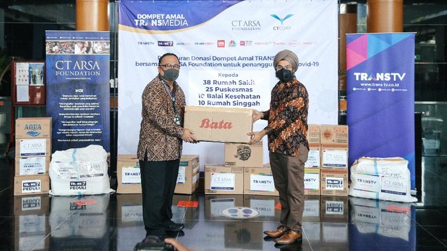 Penyerahan donasi Transmedia dan CT Arsa