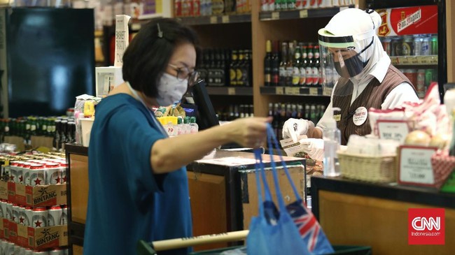 Suasana belanja di supermarket yang ada di pusat perbelanjaan Lotte Avenue, Jakarta, Kamis, 4 Juni 2020. Kegiatan sosial ekonomi di pusat perbelanjaan akan dibuka Senin 15 Juni 2020. CNNIndonesia/Safir Makki