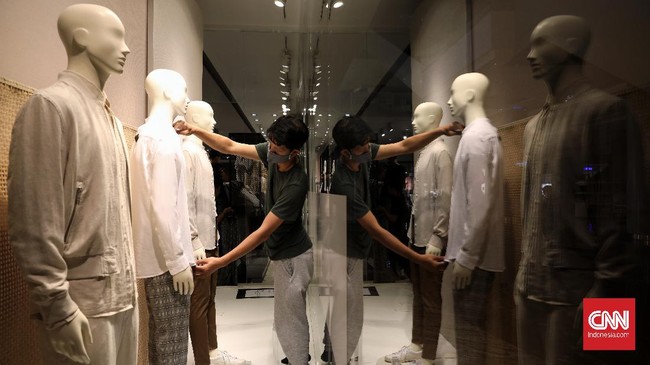 Pegawai toko menyiapkan produk fashion di salah satu retail di pusat perbelanjaan Lotte Avenue, Jakarta, Kamis, 4 Juni 2020. Kegiatan sosial ekonomi di pusat perbelanjaan akan dibuka Senin 15 Juni 2020. CNNIndonesia/Safir Makki