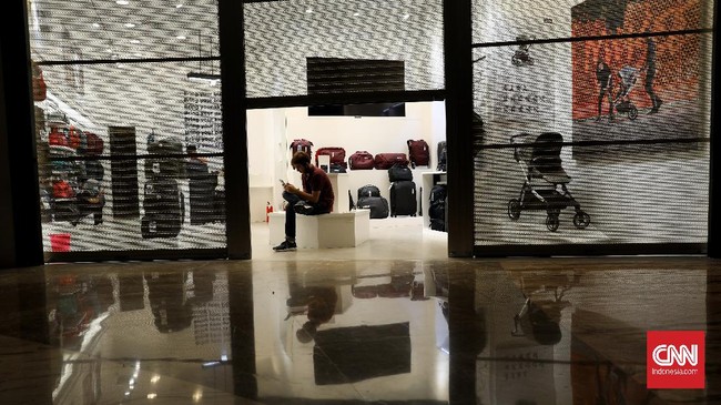 Pegawai toko menyiapkan produk fashion di salah satu retail di pusat perbelanjaan Lotte Avenue, Jakarta, Kamis, 4 Juni 2020. Kegiatan sosial ekonomi di pusat perbelanjaan akan dibuka Senin 15 Juni 2020. CNNIndonesia/Safir Makki