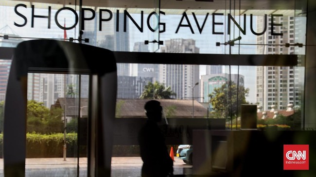 Pegawai toko menyiapkan produk fashion di salah satu retail di pusat perbelanjaan Lotte Avenue, Jakarta, Kamis, 4 Juni 2020. Kegiatan sosial ekonomi di pusat perbelanjaan akan dibuka Senin 15 Juni 2020. CNNIndonesia/Safir Makki