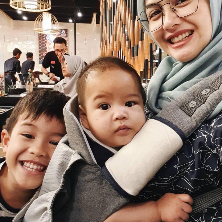 <p>Dari pernikahannya dengan Rendy Aditya Gunawan, Revalina S. Temat dikaruniai dua anak laki-laki, Bunda. (Foto: Instagram @vatemat)</p>