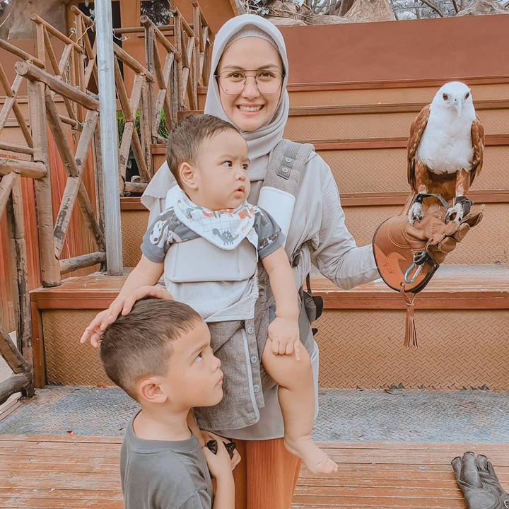 <p>Revalina juga sering mengajak dua buah hatinya jalan-jalan. Seru ya, Bunda? (Foto: Instagram @vatemat)</p>