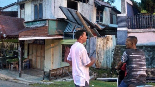 Gempa berkekuatan 4,8 skala richter mengguncang kota Sabang, Provinsi Aceh tadi pagi, Kamis (4/6). Dalam peristiwa itu enam unit rumah dilaporkan mengalami kerusakan.