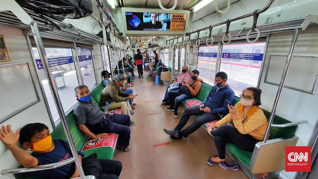 Stasiun Tanah Abang di akhir PSBB tahap III DKI Jakarta, Kamis (4/6).
