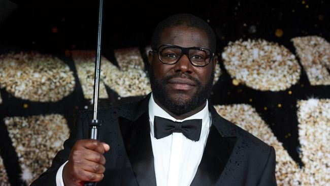 British director Steve McQueen poses for photographers on the red carpet as he arrives for the BFI London Film Festival Awards in central London on October 15, 2016. (Photo by Niklas HALLE'N / AFP)